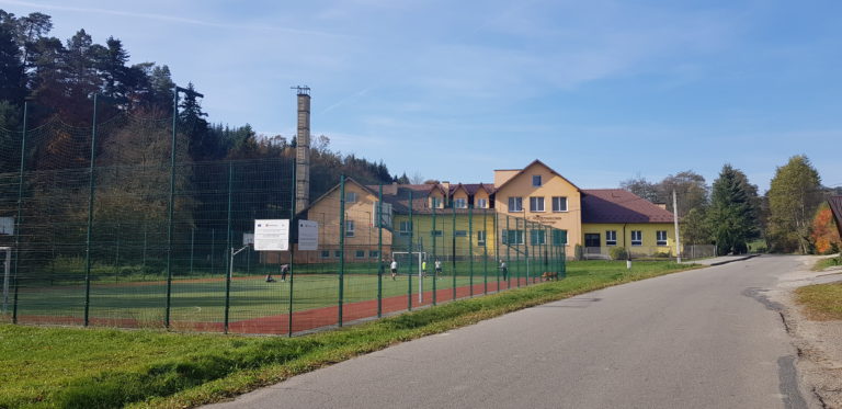 boisko sportowe przy szkole 768x373