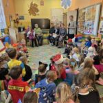 Czytanie bajek z Seniorami z Siekierczny (1)