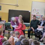 Czytanie bajek z Seniorami z Siekierczny (11)