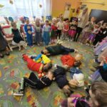 Czytanie bajek z Seniorami z Siekierczny (14)