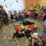 Czytanie bajek z Seniorami z Siekierczny (15)