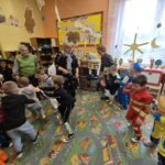 Czytanie bajek z Seniorami z Siekierczny (17)