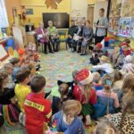 Czytanie bajek z Seniorami z Siekierczny (2)