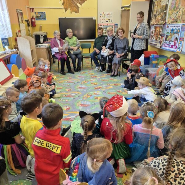 Czytanie bajek z Seniorami z Siekierczny (2)