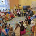 Czytanie bajek z Seniorami z Siekierczny (6)