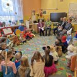 Czytanie bajek z Seniorami z Siekierczny (7)