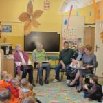Czytanie bajek z Seniorami z Siekierczny (8)