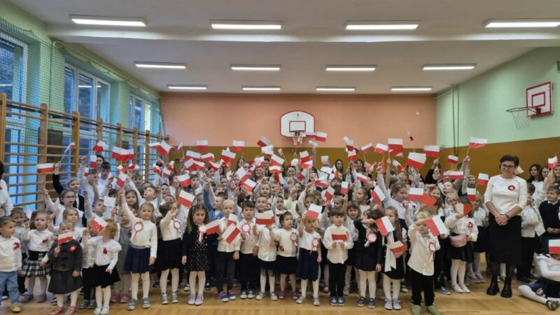 Szkoła do hymnu 11 listopada 2025 (10)
